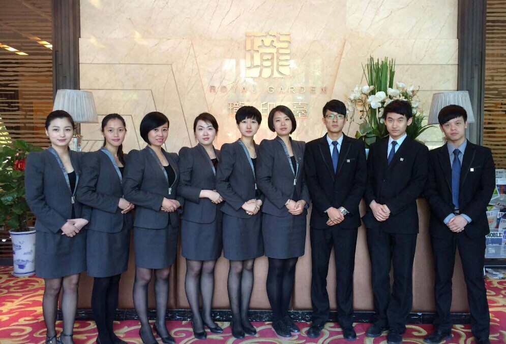 企業(yè)定制職業(yè)裝集體照 企業(yè)定制職業(yè)裝集體照